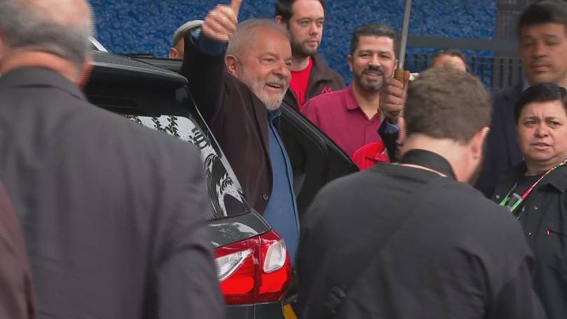updatecharts's tweet photo. 🚨 AGORA: Lula chegando pra votar!

#Eleicoes2022 https://t.co/IODfXXOe82