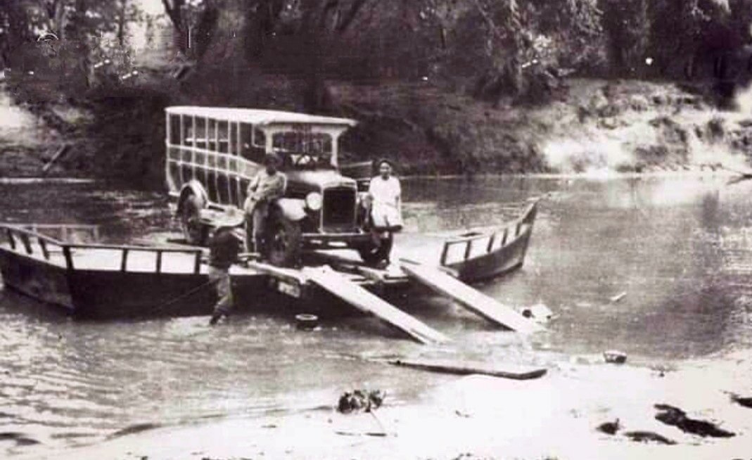 En los años 20 del siglo pasado, viajar desde Maracaibo a Machiques de Perijá, en el mismo Estado Zulia, era una verdadera aventura que podía durar dos dias. Ríos, caminos inundados y selva, dificultaban el viaje. Paso del Río Palmar 1928. #2Oct
#JuntosRegresemosALaEscuela