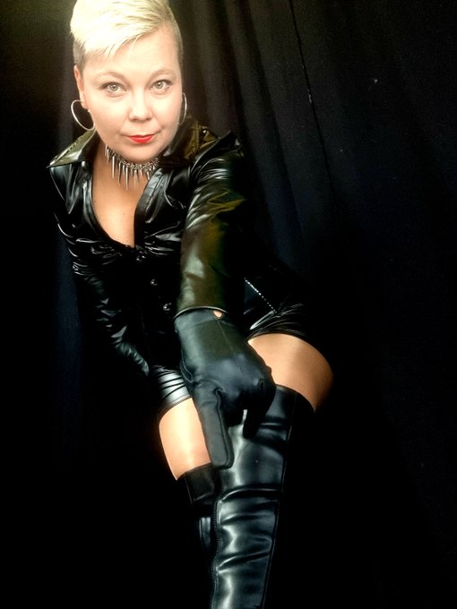 Runter mit dir! Denn dort ist dein Platz! Sklavenerziehung, H...rentraining, Fixierungsspiele, Inhaftierungen<a href="/tag/leather"class="tags"><span>#leather</span></a><a href="/tag/femdom"class="tags"><span>#femdom</span></a><a href="/tag/boots"class="tags"><span>#boots</span></a><a href="/tag/bondage"class="tags"><span>#bondage</span></a><a href="/tag/findom"class="tags"><span>#findom</span></a><a href="/tag/slavetraining"class="tags"><span>#slavetraining</span></a>