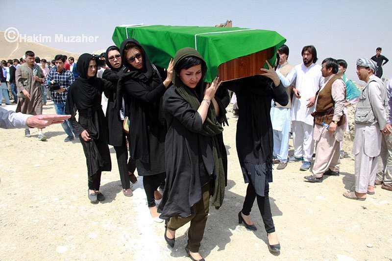 برای تحمل این درد، شبیه به گذشته سوگ دسته‌جمعی می‌خواستیم، شانه‌هایی كه یک‌به‌یک بر آن تكیه كنیم و اشک بریزیم.حداقل از درون اینگونه نمیسوختم، دردمان کمتر میشد.
این لامذهبها وطن را هم از ما گرفتند.
لعنت به طالبان که روی تمام موجودات درنده و وحشی را شسته اند.
#StopHazaraGenocide