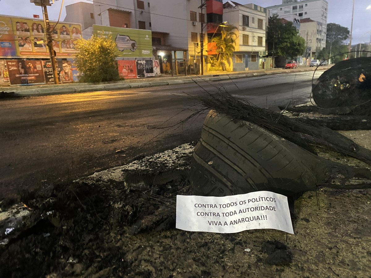 Teve pneus queimados na av. Silva Só, em Porto Alegre. No final do viaduto Tiradentes, Ipiranga-Mariante. Uma faixa chegou a ser estendida e papéis espalhados. Bombeiros chegaram a bloquear o trânsito. Fogo controlado e sem feridos ou presos.
#EleiçõesnaGaúcha #EleiçõesRBS2022
