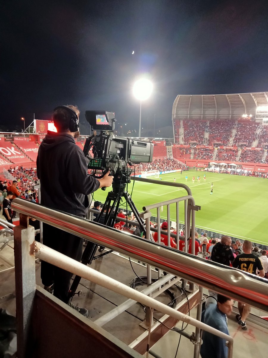 josepamca's tweet photo. I quan tot pareixia arreglat, arriba es partit del Barça, tornen a pujar es càmera i mos tapa una part des camp. Volem denunciar públicament, una altre vegada, que pagant 500€ hauriem de tenir dret a veure TOT el terreny de jo. És lo mínim. 🤬🤬
@RCD_Mallorca @AlbertSalas1981 https://t.co/iHk5Kp1xVU