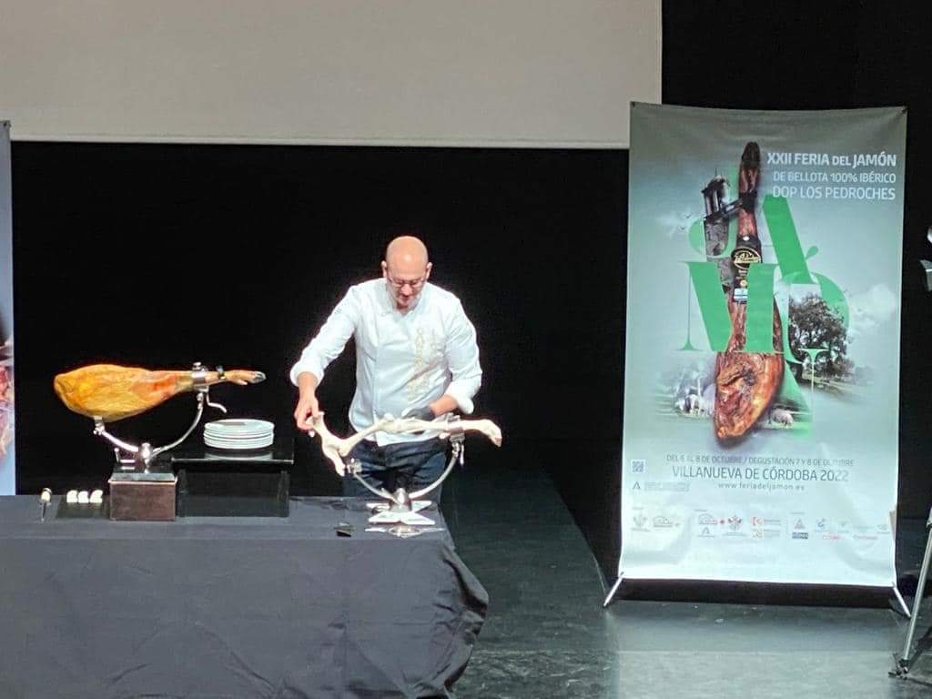 ElQuincenal's tweet photo. En Villanueva de Córdoba se está celebrando la Clase Magistral de corte de jamón a cargo del Maestro Cortador Antonio Escribano, campeón de Andalucía y España por la Asoc Nacional Liga Cortadores de Jamón.
Puedes ver la Programación de la @eljamoniberico https://t.co/bEHxvQWj8v https://t.co/9MiL7l1Bv5
