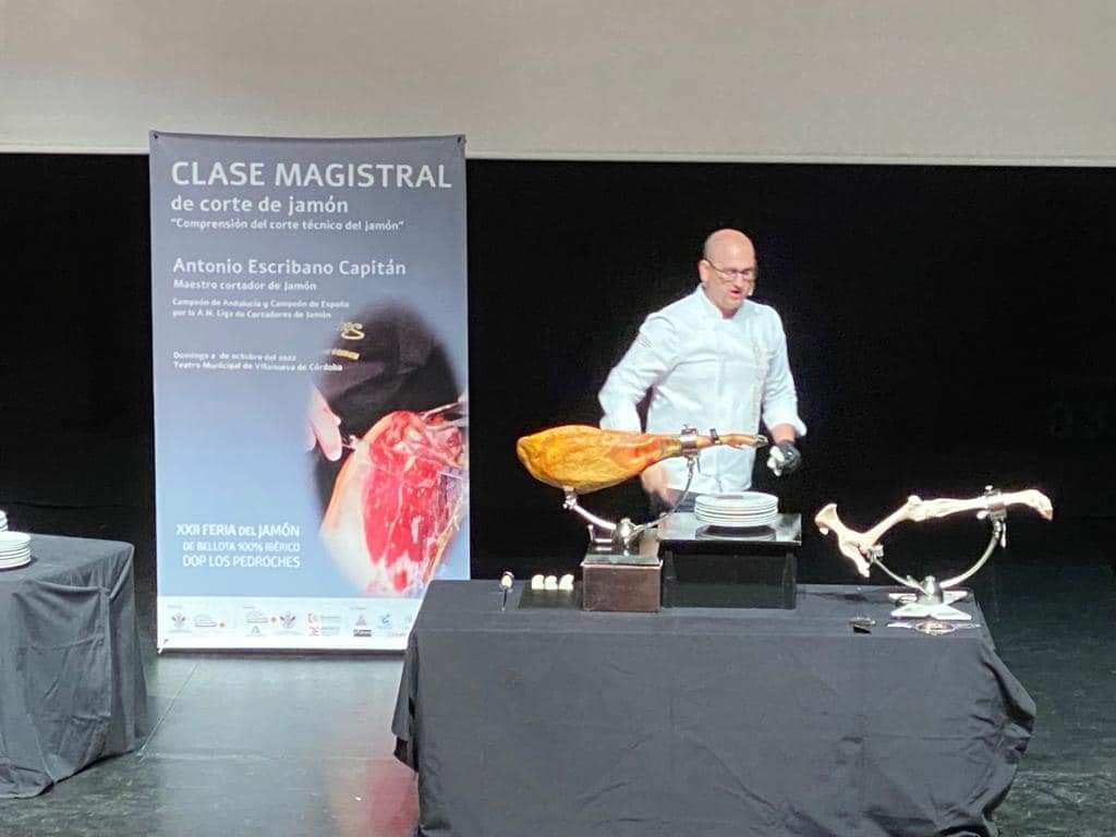 ElQuincenal's tweet photo. En Villanueva de Córdoba se está celebrando la Clase Magistral de corte de jamón a cargo del Maestro Cortador Antonio Escribano, campeón de Andalucía y España por la Asoc Nacional Liga Cortadores de Jamón.
Puedes ver la Programación de la @eljamoniberico https://t.co/bEHxvQWj8v https://t.co/9MiL7l1Bv5