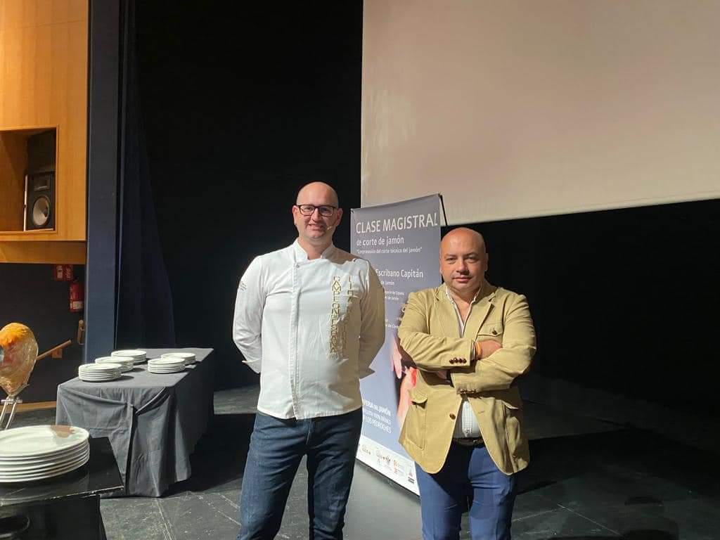 ElQuincenal's tweet photo. En Villanueva de Córdoba se está celebrando la Clase Magistral de corte de jamón a cargo del Maestro Cortador Antonio Escribano, campeón de Andalucía y España por la Asoc Nacional Liga Cortadores de Jamón.
Puedes ver la Programación de la @eljamoniberico https://t.co/bEHxvQWj8v https://t.co/9MiL7l1Bv5