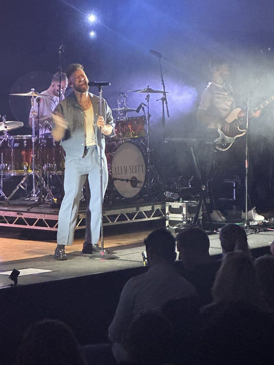dancershiv's tweet photo. Absolutely fantastic concert by the incredible @calumscott last night. I don’t think I’ve ever experienced an artist that can make you dance one second and cry the next.  Such a talent.  I already can’t wait to see him again.  #rise #flaws #bridges #bridgesworldtour #calumscott https://t.co/4prZKtwBYG