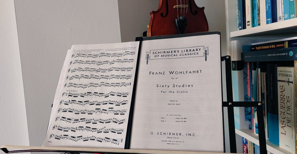 jdsmedina's tweet photo. Aquí se estudia hasta los domingos... 😅 #Wohlfahrt #Op45 #violín 🎼🎻 https://t.co/vM4S7557DC