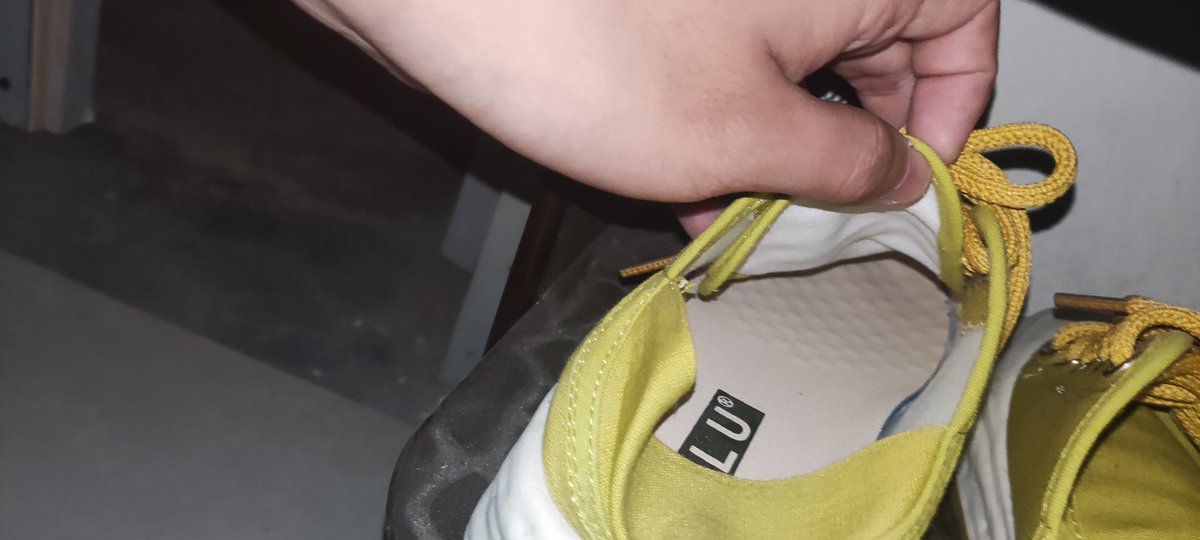 兄弟们来狠货了，绝佳女神，校园最美一姐，鞋的味道嘎嘎刺激，嘎嘎爽，人越美鞋越臭是这个道理，跟踪了六个小时可算玩到了