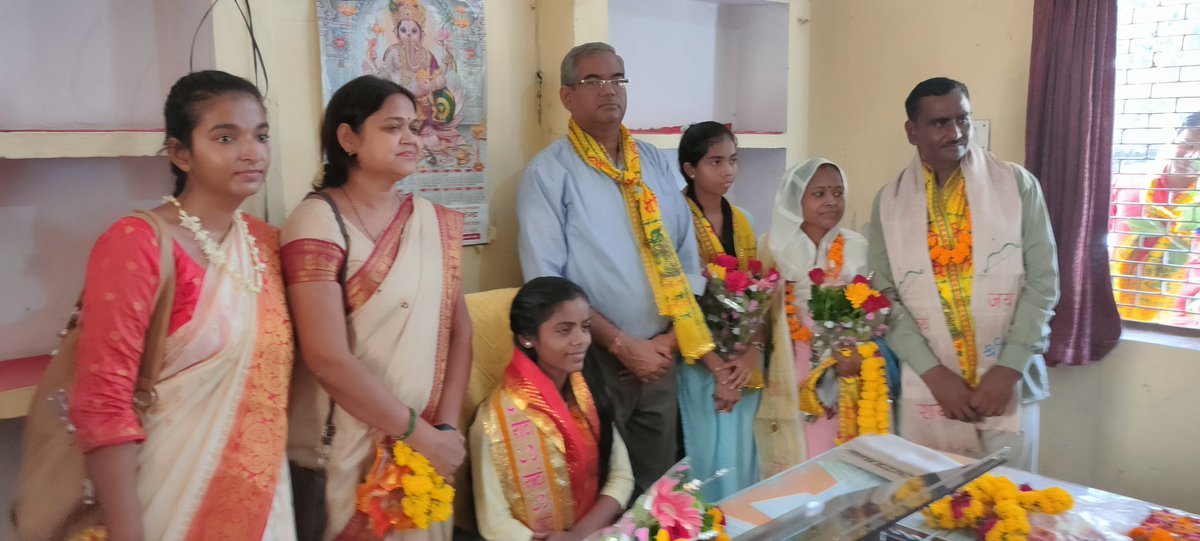 SavingsMathura's tweet photo. Celebrated Gandhi &amp; Shastri jayanti today in my office nd switched my seat with Km. Vanshita topper of intermediate from K.R. College ,Mathura symbolically. Varshiya passed  order for savings agents of the district to promote savings &amp; plantation.@DDSavingsAgra @IndiaPostOffice https://t.co/Rki6Pji7bO