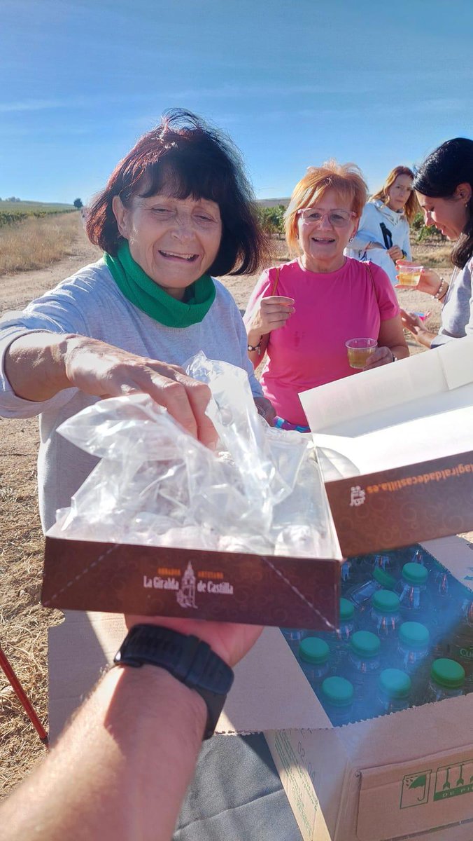 RutaVinoVerdejo's tweet photo. III Jornadas del Mosto en La Seca. Marcha senderista por el Camino de la Peña. Unimos actividad física, paisaje y patrimonio entre La Seca y Tordesillas. Primera parada con verdejitos de @lagiraldadecas1 de Matapozuelos https://t.co/rrhHOrADfZ