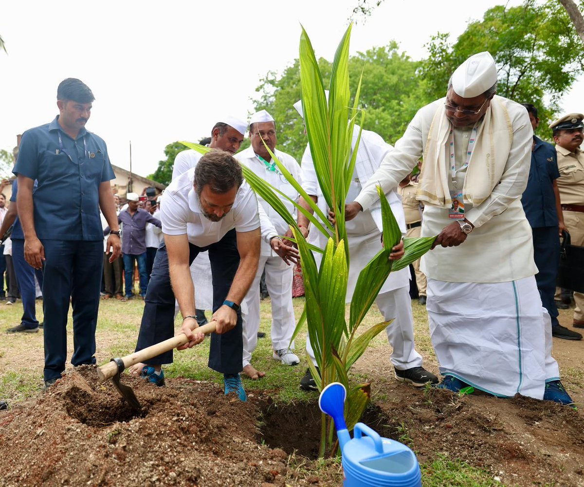 EnglishSalar's tweet photo. @RahulGandhi, Congress leader, planted saplings as part of Gandhi Jayanthi celebrations during the #BharatJodoYatra on Sunday.
@bharatjodo @EnglishSalar @AICCMedia @RahulGandhi @priyankagandhi @DKShivakumar @siddaramaiah @KRahmanKhan2 @MansoorKhanINC @_YogendraYadav https://t.co/Ag58vpctKq