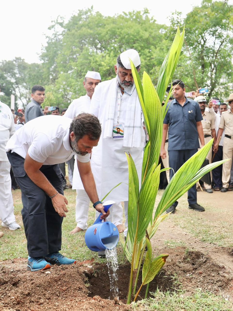 EnglishSalar's tweet photo. @RahulGandhi, Congress leader, planted saplings as part of Gandhi Jayanthi celebrations during the #BharatJodoYatra on Sunday.
@bharatjodo @EnglishSalar @AICCMedia @RahulGandhi @priyankagandhi @DKShivakumar @siddaramaiah @KRahmanKhan2 @MansoorKhanINC @_YogendraYadav https://t.co/Ag58vpctKq