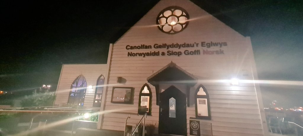 Jyst beth oedd angen ar ôl wythnos anodd. Noson hyfryd yng nghwmni <a href="/RhysMeirion/">Rhys Meirion</a> <a href="/ElanMeirion/">Elan Meirion</a> Menna Rhys a <a href="/hakaentertain/">Haka Entertainment</a> yn <a href="/NorwegianChurch/">Norwegian Church Arts Centre / Eglwys Norwyaidd</a> 🏴󠁧󠁢󠁷󠁬󠁳󠁿🇧🇻
Just what I needed after a difficult week. An evening of musical talent <a href="/NorwegianChurch/">Norwegian Church Arts Centre / Eglwys Norwyaidd</a> with some lovely people! #cardiffbay