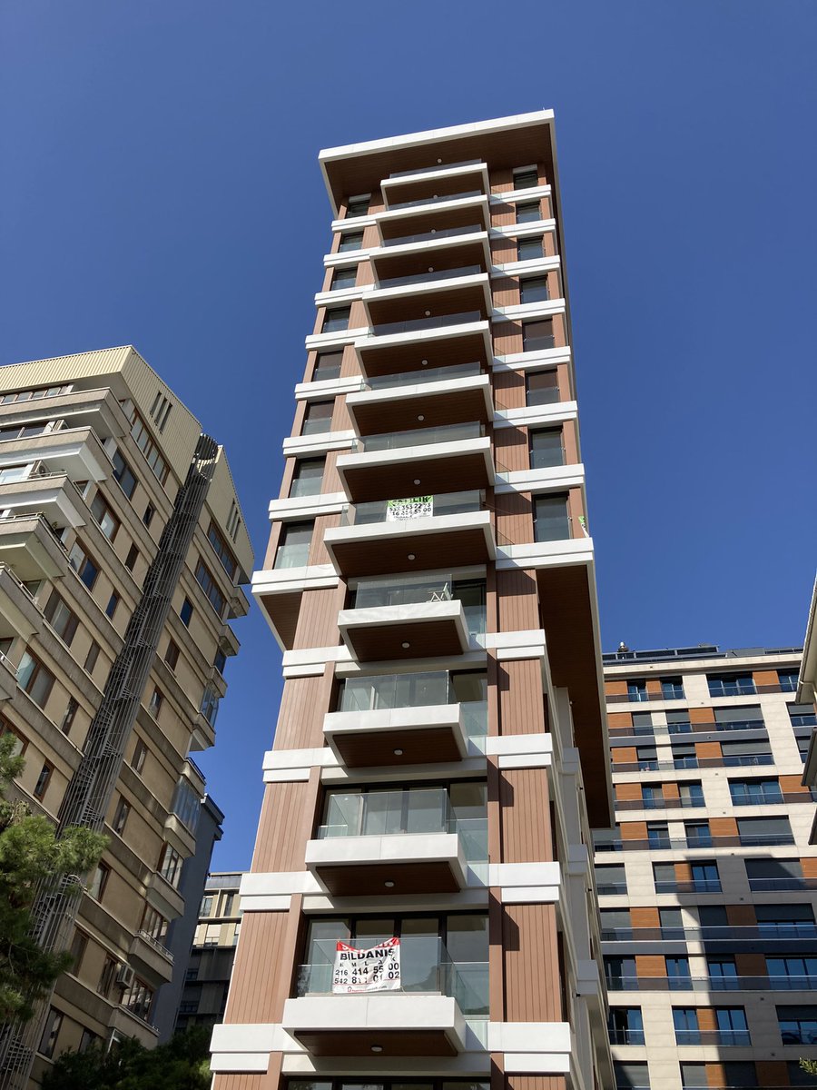Yürüyüş yaparken Fenerbahçe’de gördüğüm şu apartmanın çirkinliğine şaştım, kaldım. Güzelim semte neler yaptılar, inanılır şey değil. Ayrıca Fenerbahçe koyuna bunca kat vermek kent suçunun daniskası.