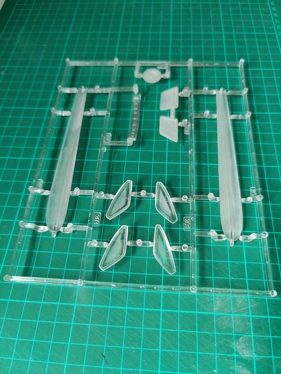 JJModelMaking's tweet image. With the Titan drying following its satin coat of varnish this morning, it's on to the next commission piece.

(Not the Enterprise-E!)

#sovereign #starship #1400scale #startrekmodel