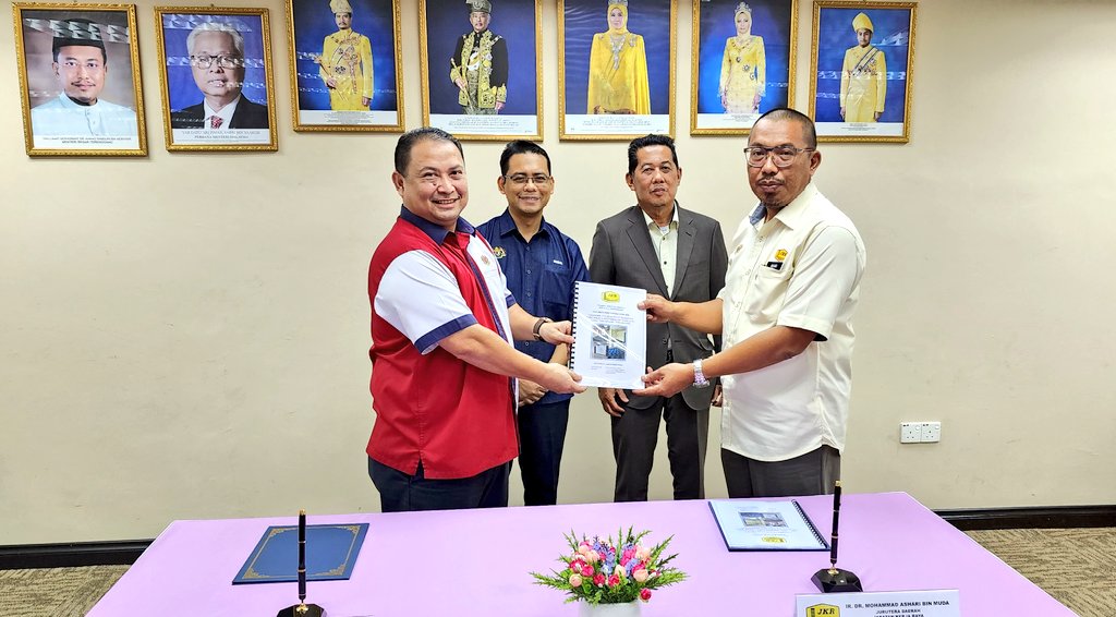 Majlis Penyerahan Projek Ubahsuai Pusat Temuduga Suruhanjaya Perkhidmatan Awam Malaysia (SPA) K.Terengganu disaksikan oleh YBrs. Tn Pengarah <a href="/IrHjMdridzwan/">IrHjMdridzwan</a> bersama YBhg. Datuk Ikhbal Hanam Mukras Setiausaha SPA.
<a href="/JKRMalaysia/">JKR Malaysia</a> <a href="/IrZulkefly/">Mohd Zulkefly S</a> <a href="/HasliJKR/">Hasli Ibrahim (Ir. Dr.)</a> <a href="/JkrMalwi/">MOHAMAD ALWI MAT ZIN</a> <a href="/MFahmi2nd/">Nur Fahmi</a> @asharickc