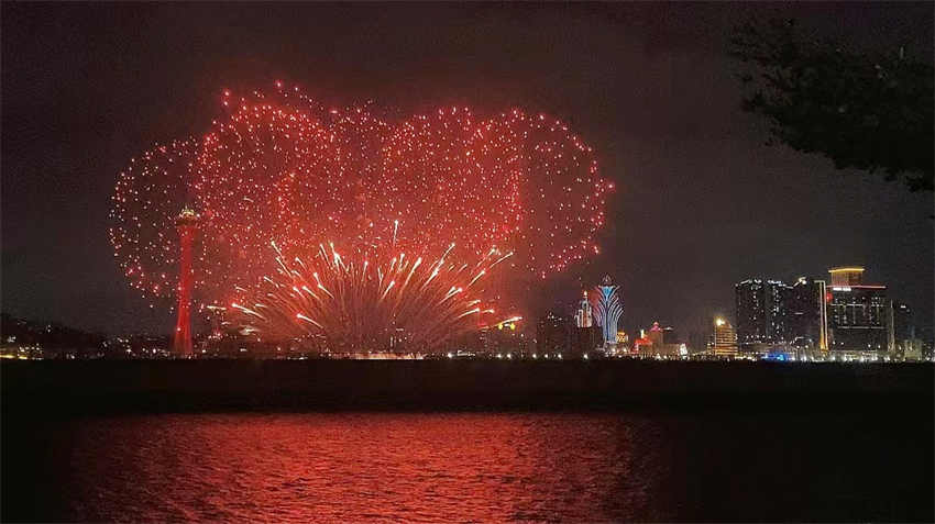 DiarioPovo's tweet photo. A Região Administrativa Especial de Macau (#RAEM) da China marcou neste sábado o 73º aniversário da fundação da República Popular da China com uma série de eventos e está preparada para turistas vindos do continente durante o feriado do #DiaNacional. https://t.co/4wUWjmw6uZ https://t.co/0yK6McLpUQ
