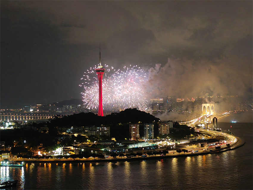 DiarioPovo's tweet photo. A Região Administrativa Especial de Macau (#RAEM) da China marcou neste sábado o 73º aniversário da fundação da República Popular da China com uma série de eventos e está preparada para turistas vindos do continente durante o feriado do #DiaNacional. https://t.co/4wUWjmw6uZ https://t.co/0yK6McLpUQ