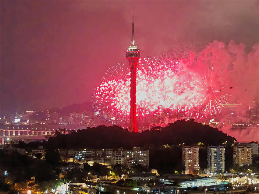 DiarioPovo's tweet photo. A Região Administrativa Especial de Macau (#RAEM) da China marcou neste sábado o 73º aniversário da fundação da República Popular da China com uma série de eventos e está preparada para turistas vindos do continente durante o feriado do #DiaNacional. https://t.co/4wUWjmw6uZ https://t.co/0yK6McLpUQ