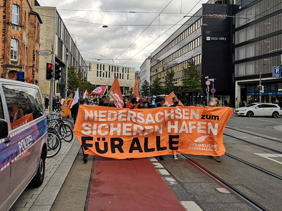 "Eine Woche vor der #Landtagswahl haben sich etwa 200 Demonstranten in #Hannover für eine bessere Aufnahme von Flüchtlingen eingesetzt. Mit Plakaten wie 'Kein Mensch ist illegal' oder 'Nieder mit der Festung Europa' marschierte der Zug vom Hauptbahnhof in die Innenstadt.' - <a href="/dpa/">dpa</a>