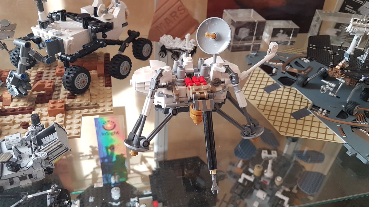 thomas_appere's tweet image. Quelques nouveautés dans ma collection #LEGO exploration spatiale :
- Mars Pathfinder, le rover Sojourner et Mars Global Surveyor 🛰 à l'échelle 1:110 Saturn V, MOCs par @MuscoviteSW
- Viking Lander à l'échelle 1:20 par @phreaddee. J'adore ce modèle ! #AFOL