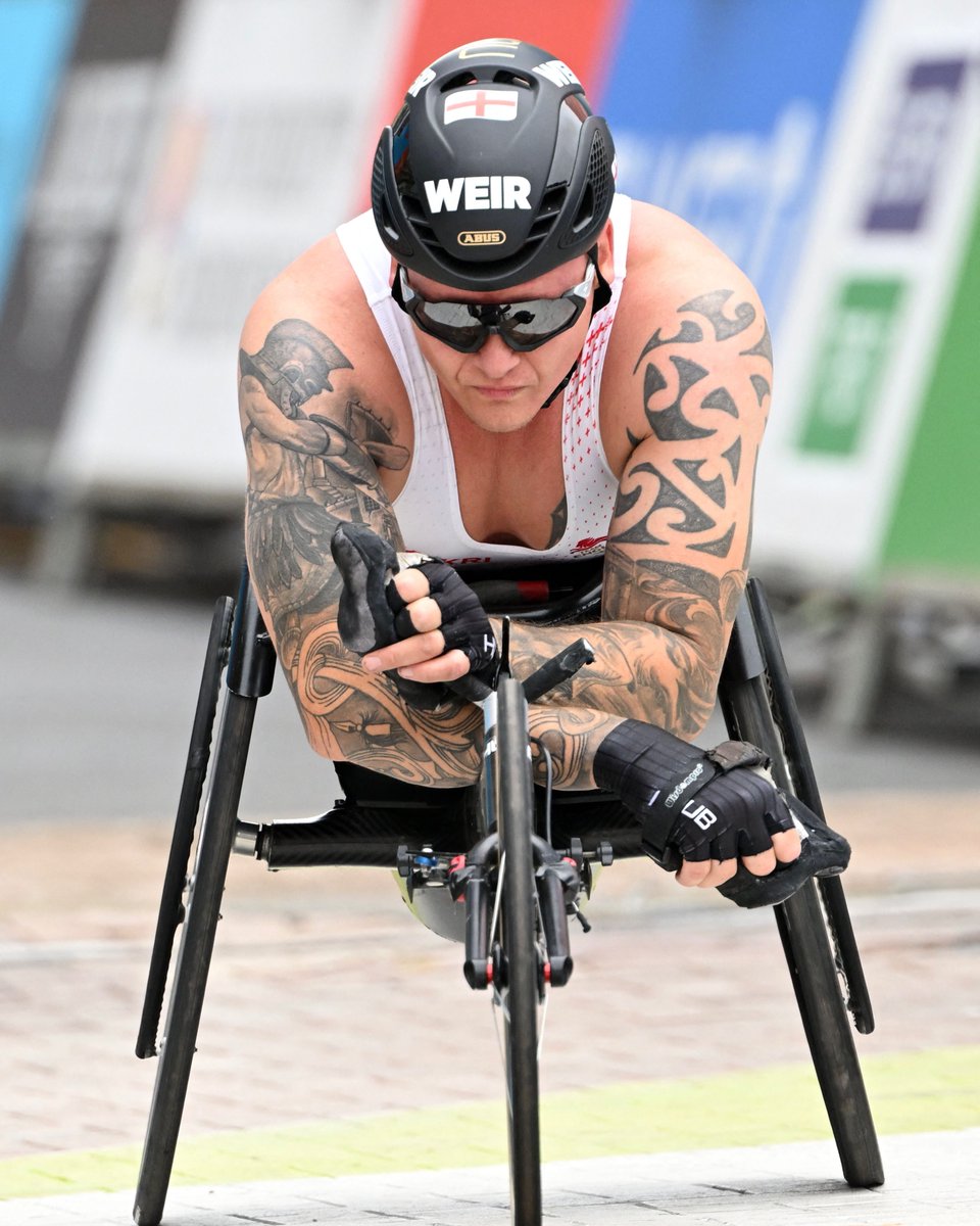 Congratulations to @davidweir2012 who managed to take 3rd today in his 23rd consecutive #LondonMarathon! 👏 What a race! #CommonwealthSport #WeRunTogether