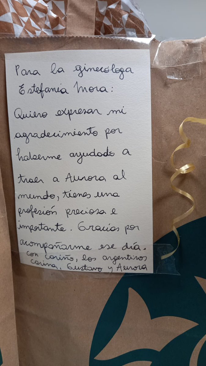 saludsurgranada's tweet photo. 🟣 Lo más valioso de estas bolsas no ha de buscarse en su contenido. Lo esencial, en esta ocasión, es visible a los ojos. 

🟣 Son las palabras y el cariño con que Carina y Gustavo agradecen a los profesionales su trabajo y acompañamiento durante el nacimiento de su hija Aurora. https://t.co/1XdJ0srsiK