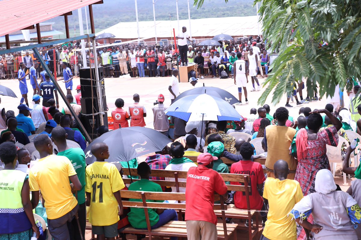 RwandaEmergency's tweet photo. Umukino wa nyuma wa Volley-ball uri guhuza ikipe y'inkambi ya Mahama n’iya Mugombwa. Hari gutangwa ubutumwa bukangurira impunzi kwitabira ibikorwa bibyara inyungu no kubyaza umusaruro amahirwe ari mu mushinga #JyaMbere ufasha impunzi n’abanyarwanda kwiteza imbere. https://t.co/8uaYJEfRw0