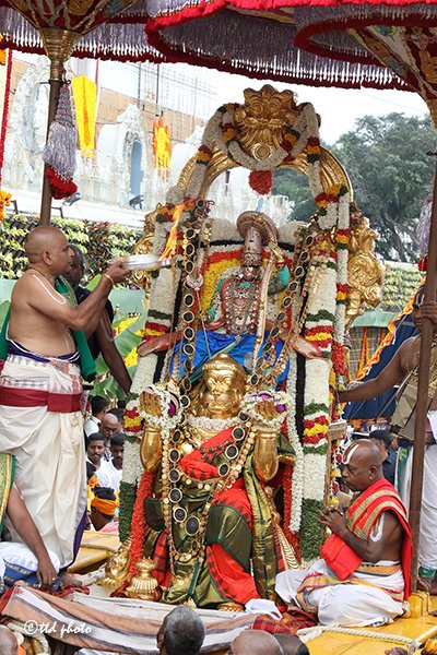 svbcttd's tweet photo. భక్తులకు దర్శనమిచ్చాడు. వాహనం ముందు భక్తజన బృందాలు చెక్కభజనలు, కోలాటాలతో స్వామివారిని కీర్తిస్తుండగా, మంగళవాయిద్యాల నడుమ స్వామివారి వాహనసేవ కోలాహలంగా జరిగింది.
#Hanumanthavahanam #bramhotsavalu #srivaribramhotsavalu #vahanasevalu #varshikabramhotsavalu #Tirumala #madastreets https://t.co/2imHtUNSFy