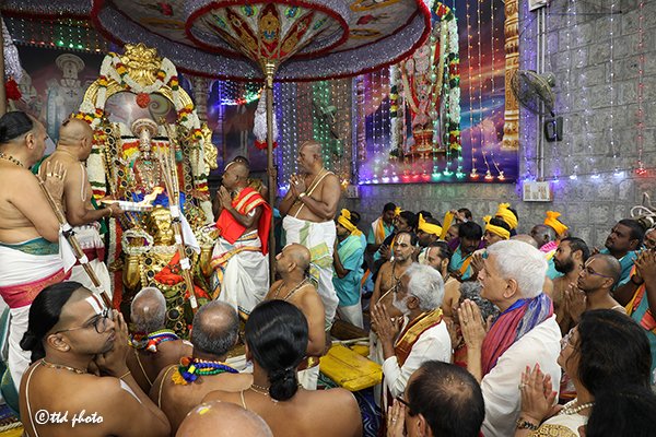svbcttd's tweet photo. భక్తులకు దర్శనమిచ్చాడు. వాహనం ముందు భక్తజన బృందాలు చెక్కభజనలు, కోలాటాలతో స్వామివారిని కీర్తిస్తుండగా, మంగళవాయిద్యాల నడుమ స్వామివారి వాహనసేవ కోలాహలంగా జరిగింది.
#Hanumanthavahanam #bramhotsavalu #srivaribramhotsavalu #vahanasevalu #varshikabramhotsavalu #Tirumala #madastreets https://t.co/2imHtUNSFy