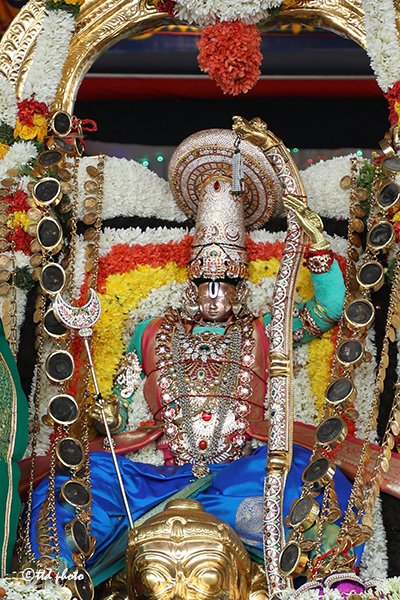 svbcttd's tweet photo. భక్తులకు దర్శనమిచ్చాడు. వాహనం ముందు భక్తజన బృందాలు చెక్కభజనలు, కోలాటాలతో స్వామివారిని కీర్తిస్తుండగా, మంగళవాయిద్యాల నడుమ స్వామివారి వాహనసేవ కోలాహలంగా జరిగింది.
#Hanumanthavahanam #bramhotsavalu #srivaribramhotsavalu #vahanasevalu #varshikabramhotsavalu #Tirumala #madastreets https://t.co/2imHtUNSFy