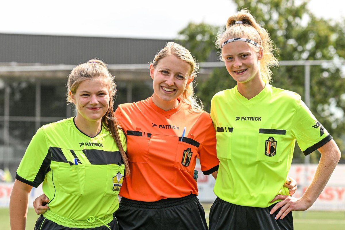 Voetbal_VL's tweet photo. 𝐏𝐚𝐬𝐬𝐢𝐨𝐧 𝐨𝐧 𝐭𝐡𝐞 𝐣𝐨𝐛 ⚽💛🔥 #BedanktScheids

#VoetbalVlaanderen #norefnogame #daarisem https://t.co/9csQsDohes