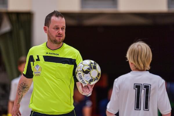 Voetbal_VL's tweet photo. 𝐏𝐚𝐬𝐬𝐢𝐨𝐧 𝐨𝐧 𝐭𝐡𝐞 𝐣𝐨𝐛 ⚽💛🔥 #BedanktScheids

#VoetbalVlaanderen #norefnogame #daarisem https://t.co/9csQsDohes