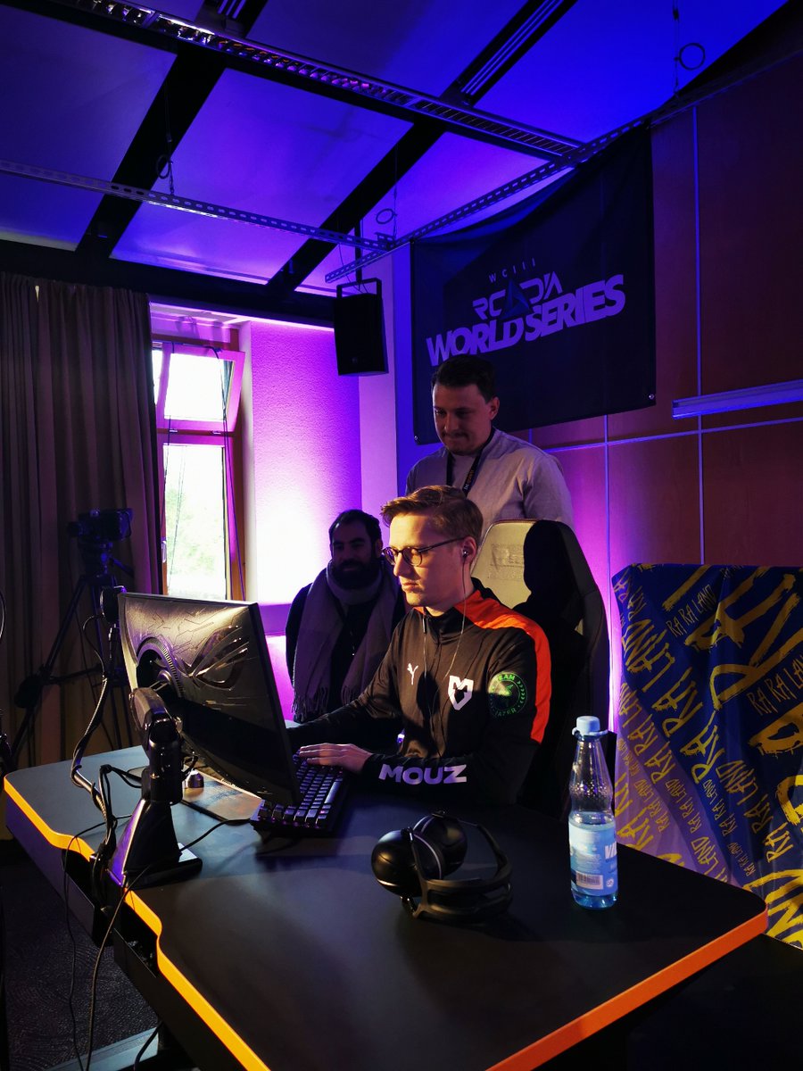 Xlords getting ready for his Quarterfinal VS Sok!

Getting some advice from Wan &amp; Syde