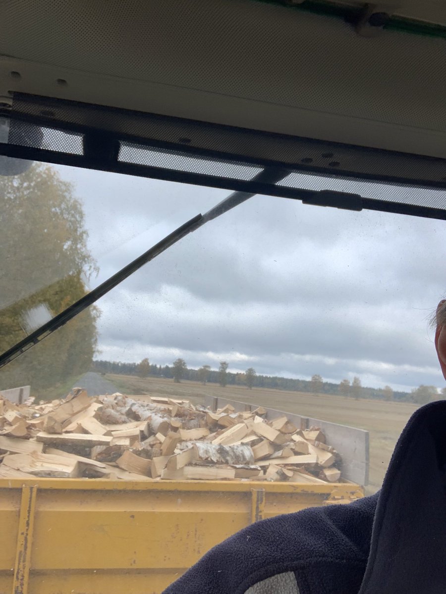raleht's tweet photo. Kotimaista energiaa toimituksessa! #klapi #JohnDeere https://t.co/WjuQgDW5LP