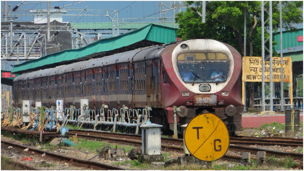 75741 
#SiliguriJunction–#Dhubri DEMU 
(#DhubriInterCityExpress) 
at #NewCoochbehar 
.
.
.
#NFRailEnthusiastsOG
@NFR_Enthusiasts
.
.
.
@drm_apdj @drm_kir @RailNf @RailMinIndia @AshwiniVaishnaw #DEMU #DieselElectricMultipleUnit #Siliguri #NortheastFrontierRailway #IndianRailways