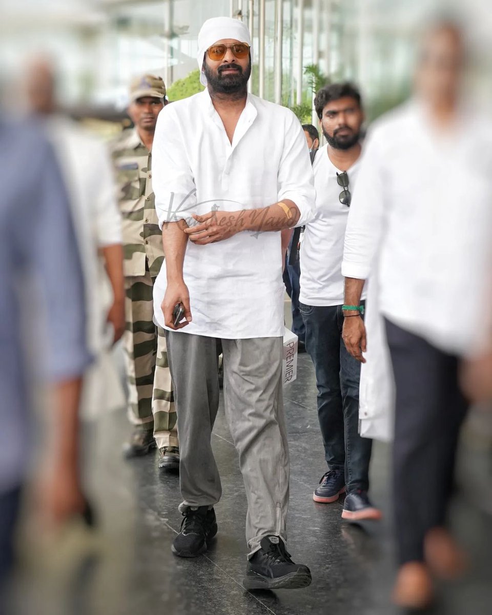 PrabhasRaju's tweet photo. #Prabhas landed in Lucknow airport for #Adipurush Teaser Launch today.

#AdipurushInAyodhya https://t.co/IKUYuPREKU