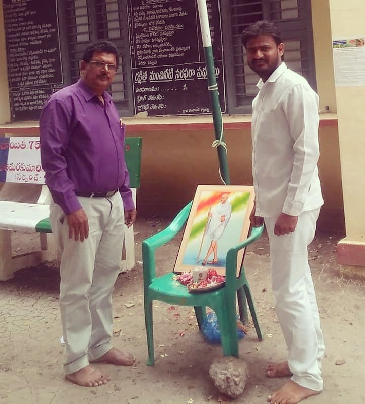 RKYadav_Ala's tweet photo. శాంతి, అహింసా మార్గంలోనే దేశానికి స్వ��తంత్రం సాధ్యమని నమ్మి, అంటరానితనం, కుల,మత వివక్ష లేని సమాజ స్థాపనకు కృషి చేసిన జాతిపిత మహాత్మా గాంధీ జయంతి సందర్భంగా ఘన నివాళులు.. https://t.co/x80qusbBRa