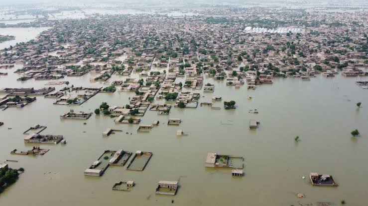 aftabalashari's tweet photo. 3.5 lac population of city is under water since one month. #RehabilitateKnShah https://t.co/VytRAFqtaN