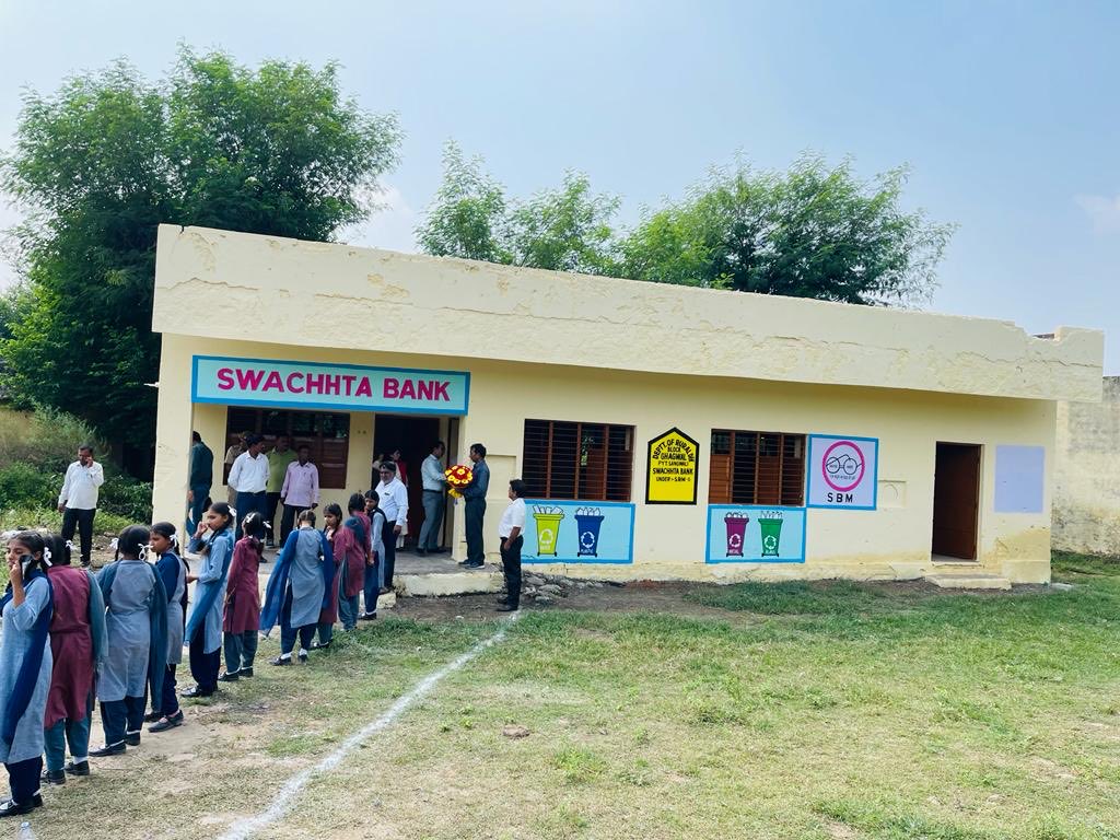 jkrddpr's tweet photo. Launch of #SwachhtaBank, a novel initiative taken by DC #Samba under SBM-G in Panchayat Sangwali.

@PMOIndia⁩ ⁦@OfficeOfLGJandK⁩ ⁦@mopr_goi⁩ @diprj #mandeep082 @diosamba1 ⁦#swachhata #swachhsurvekshan #swachhbharatmission #cleanindia #mycleanindia https://t.co/zeVkwg9sZN