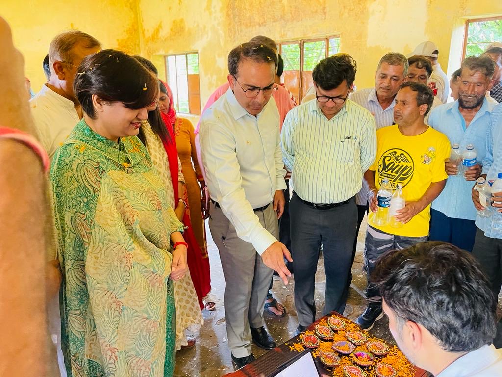 jkrddpr's tweet photo. Launch of #SwachhtaBank, a novel initiative taken by DC #Samba under SBM-G in Panchayat Sangwali.

@PMOIndia⁩ ⁦@OfficeOfLGJandK⁩ ⁦@mopr_goi⁩ @diprj #mandeep082 @diosamba1 ⁦#swachhata #swachhsurvekshan #swachhbharatmission #cleanindia #mycleanindia https://t.co/zeVkwg9sZN