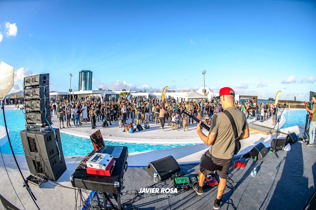 ArrecifeenVivo's tweet photo. Título de la obra: "Dejen que los niños se acerquen al punk" (y que pongan caras).
Directazo de la banda lanzaroteña #OperetaHumanoide en el escenario #AEVChannel, en el Islote de Fermina.
Hardcore a las seis de la tarde. Típico de @ArrecifeenVivo 🤘
📸 @javierphotorosa https://t.co/Tni2755TXD