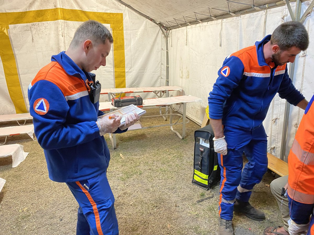 Protec33's tweet photo. La rentrée scolaire donne le top départ aux week-end d’intégration ! 

Les secouristes de la #ProtectionCivile33 sont mobilisés afin de veiller sur les étudiants :

👉 Comme ici proche d’Arcachon, où les secouristes ont effectué une trentaine de prises en charge sans gravité. https://t.co/bL1iqRZ25C