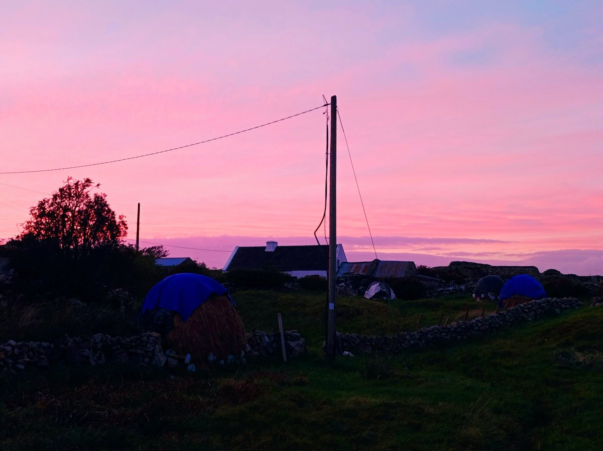 Folan123P's tweet photo. Baile na Cille aréir #pinkskys https://t.co/6YkYnT71Uy