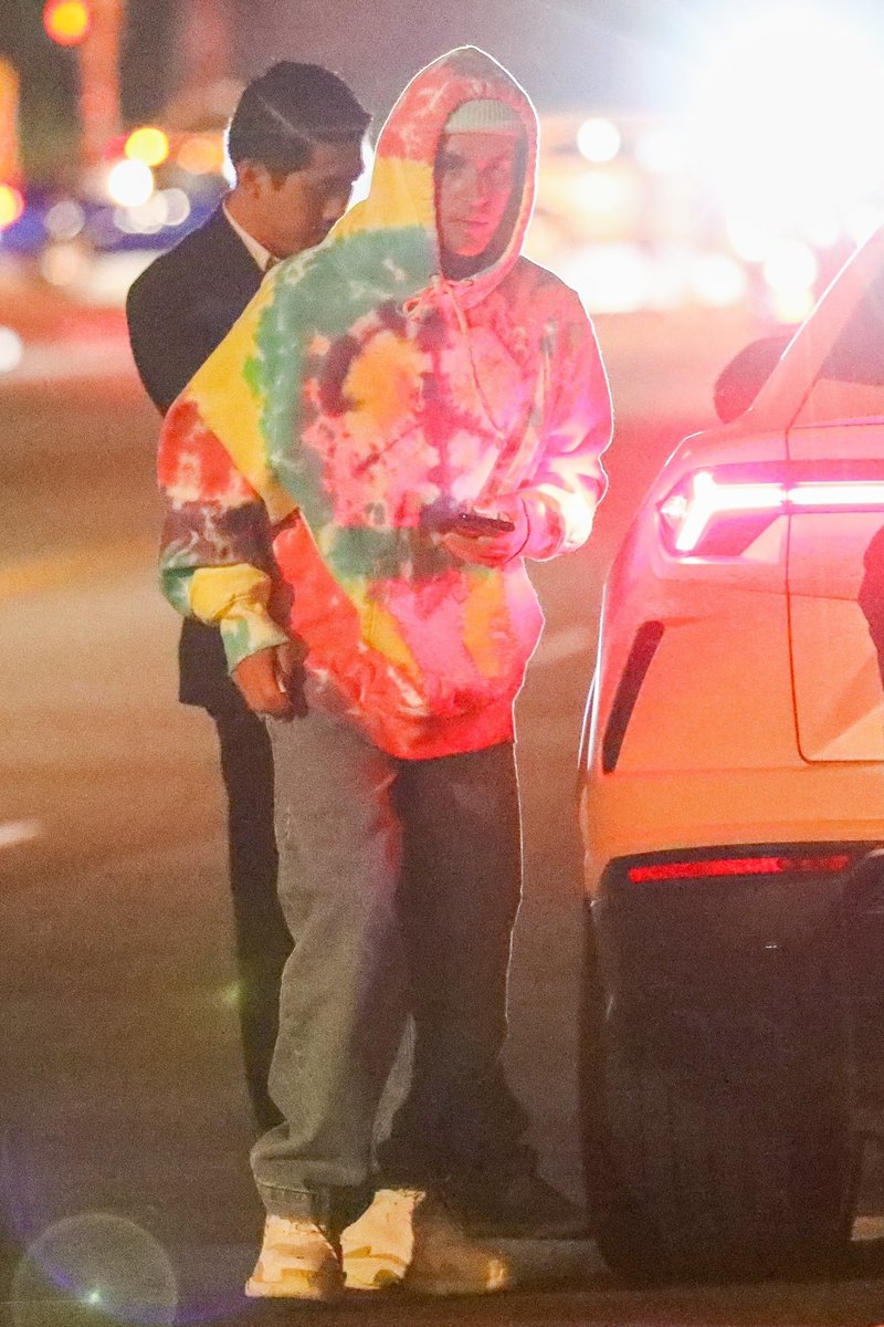 bieberinfoHQ's tweet photo. Justin Bieber foi visto ontem em West Hollywood, Califórnia. (01 de outubro) https://t.co/FQykQrcxgK