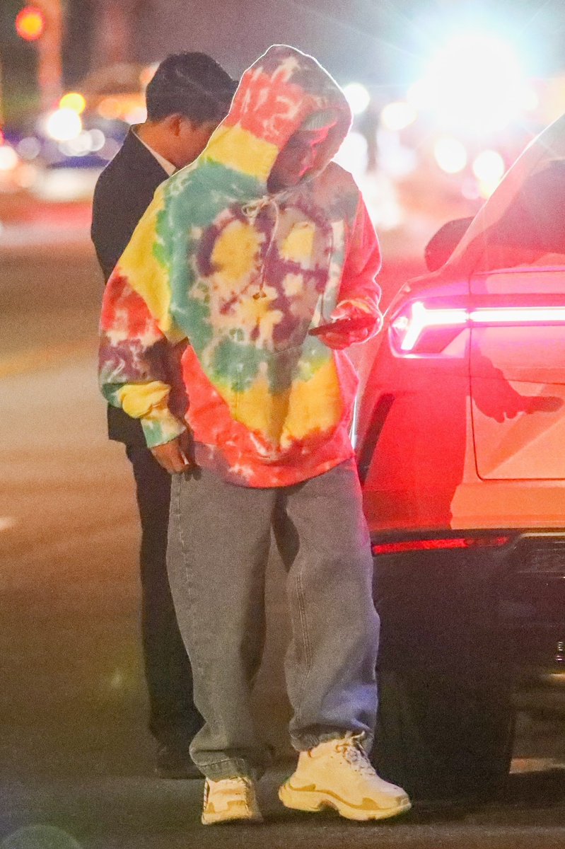 bieberinfoHQ's tweet photo. Justin Bieber foi visto ontem em West Hollywood, Califórnia. (01 de outubro) https://t.co/FQykQrcxgK