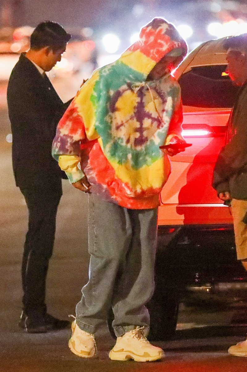 bieberinfoHQ's tweet photo. Justin Bieber foi visto ontem em West Hollywood, Califórnia. (01 de outubro) https://t.co/FQykQrcxgK