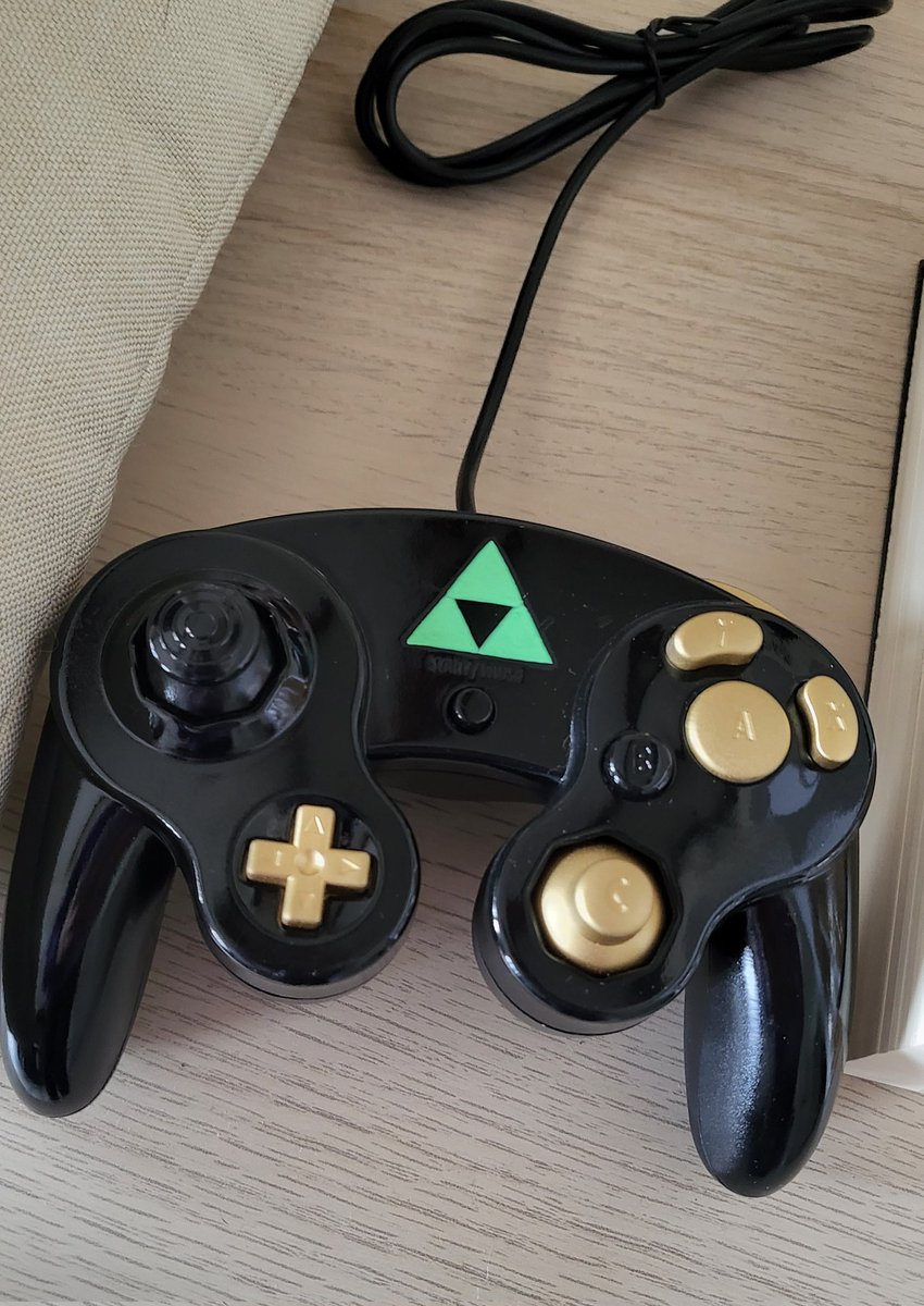 Jeel_TV's tweet photo. Ma maman m'a fait faire une GameCube custom pour mon anniversaire, elle fonctionne super bien en plus, je suis trop fan ! ❤️❤️
Son insta : atisuto_custom https://t.co/QuotmR4Ul1
