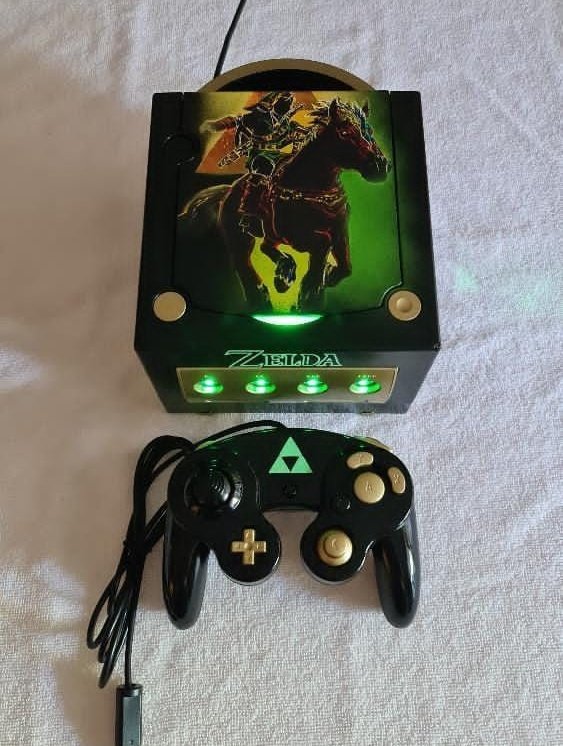 Jeel_TV's tweet photo. Ma maman m'a fait faire une GameCube custom pour mon anniversaire, elle fonctionne super bien en plus, je suis trop fan ! ❤️❤️
Son insta : atisuto_custom https://t.co/QuotmR4Ul1