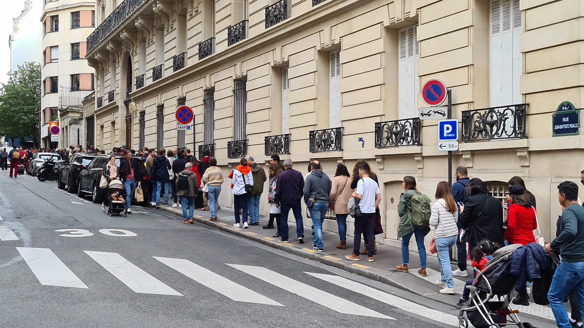 brunomeyerfeld's tweet photo. Énorme file de Brésiliens pour voter à Paris. Une communauté nombreuse et plutôt marquée à gauche. https://t.co/pL5Rs0qkMs
